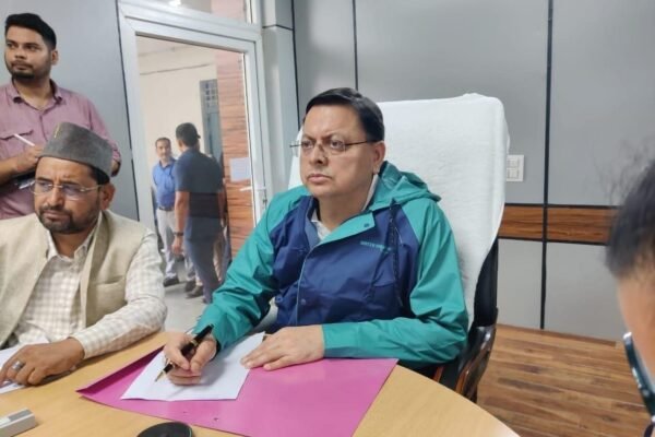 मुख्यमंत्री पुष्कर सिंह धामी द्वारा उत्तरकाशी आपदा नियंत्रण कक्ष से राहत एवं बचाव कार्यों की समीक्षा