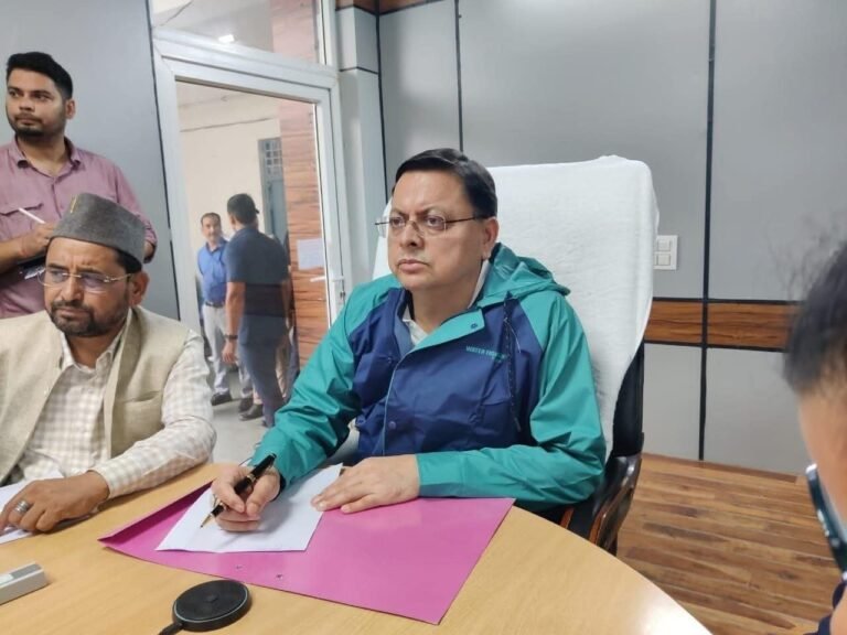 मुख्यमंत्री पुष्कर सिंह धामी द्वारा उत्तरकाशी आपदा नियंत्रण कक्ष से राहत एवं बचाव कार्यों की समीक्षा