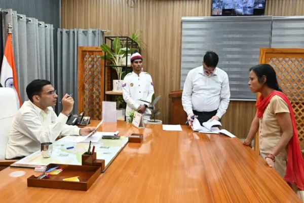 असहाय माता की बेटी शिवानी की शिक्षा में सहयोग के लिए आगे आया जिला प्रशासन