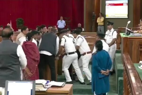 गैरसैंण में तार तार हुई सदन की मर्यादा, तोड़े गए माइक :देखें वीडियो