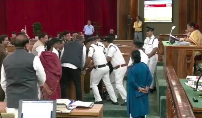गैरसैंण में तार तार हुई सदन की मर्यादा, तोड़े गए माइक :देखें वीडियो