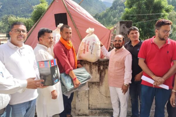 धराली उत्तरकाशी से थराली चमोली तक एसजीआरआर विश्वविद्यालय ने बढ़ाए मदद के हाथ