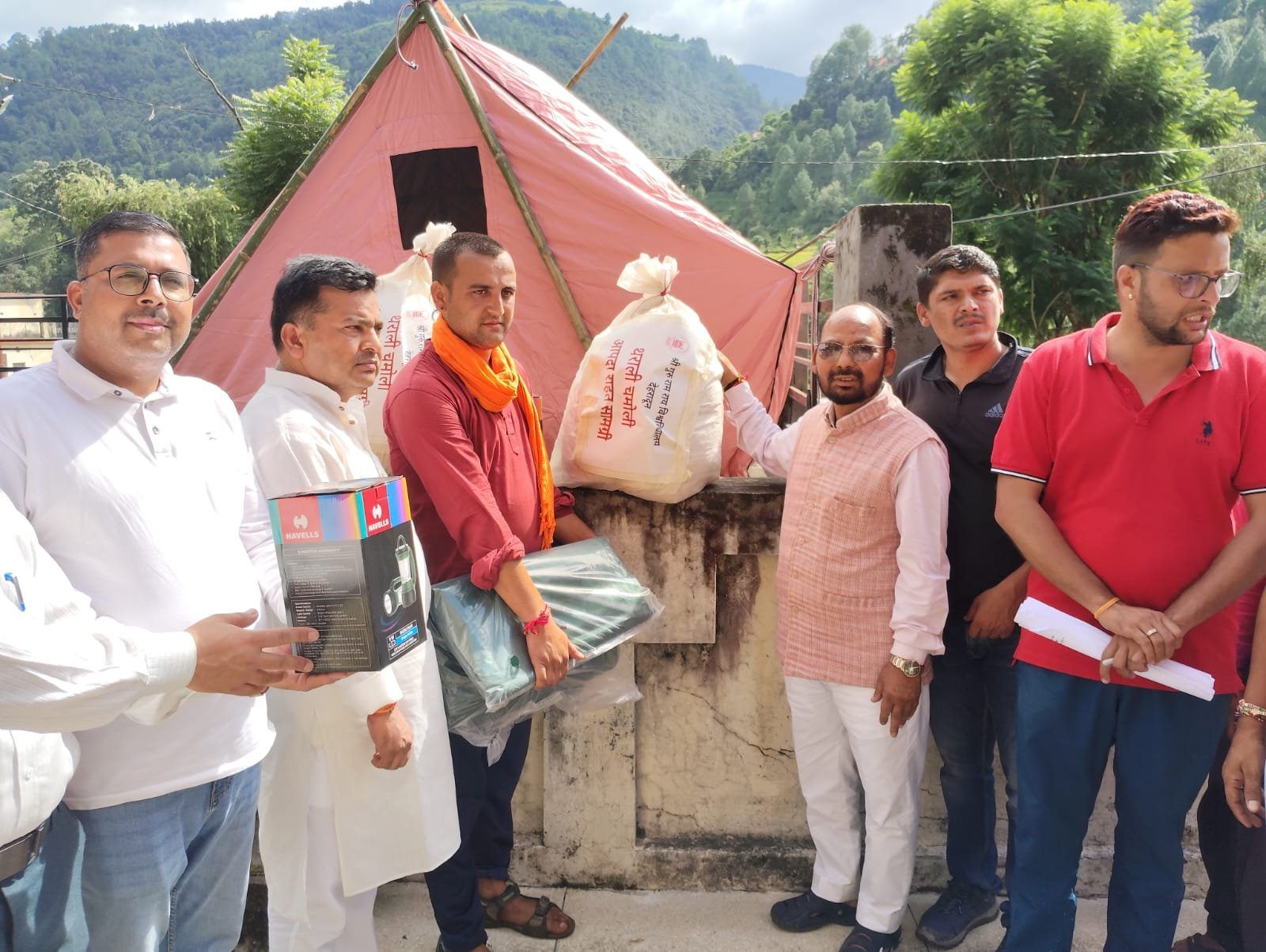 धराली उत्तरकाशी से थराली चमोली तक एसजीआरआर विश्वविद्यालय ने बढ़ाए मदद के हाथ