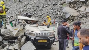 देव डोली के साथ केदारनाथ जा रहे यात्रियों के वाहन पर गिरा बोल्डर,दो की मौत