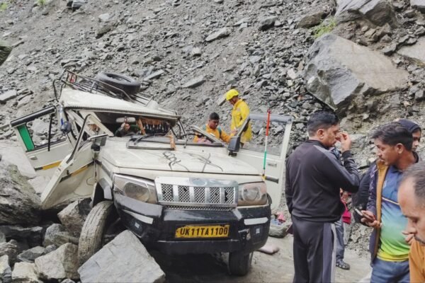 देव डोली के साथ केदारनाथ जा रहे यात्रियों के वाहन पर गिरा बोल्डर,दो की मौत