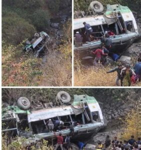 देखें वीडियो:उत्तराखंड में दर्दनाक सड़क हादसा तीस यात्रियों से भरी रोडवेज बस हुई दुर्घटनाग्रस्त तीन की मौत