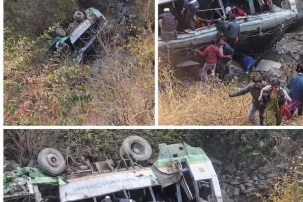 देखें वीडियो:उत्तराखंड में दर्दनाक सड़क हादसा तीस यात्रियों से भरी रोडवेज बस हुई दुर्घटनाग्रस्त तीन की मौत