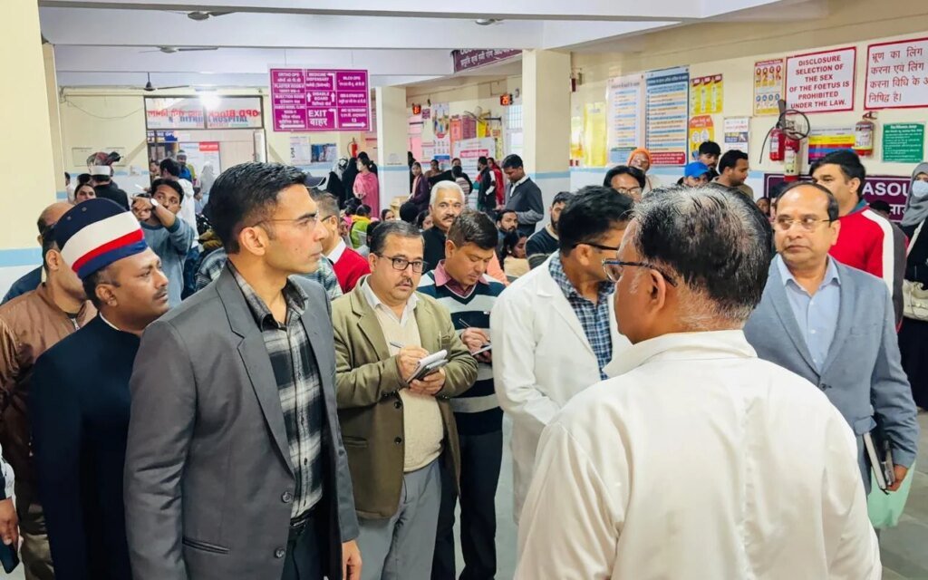 डीएम का कोरोनेशन निरीक्षण; पैथोलॉजी का समय 1 घंटे बढा; अनुबन्धित चंदन लैब की 24 घंटे उपस्थिति की पिछले 03 माह की रिपोर्ट तलब;