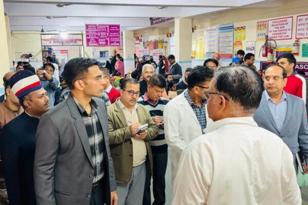 डीएम का कोरोनेशन निरीक्षण; पैथोलॉजी का समय 1 घंटे बढा; अनुबन्धित चंदन लैब की 24 घंटे उपस्थिति की पिछले 03 माह की रिपोर्ट तलब;