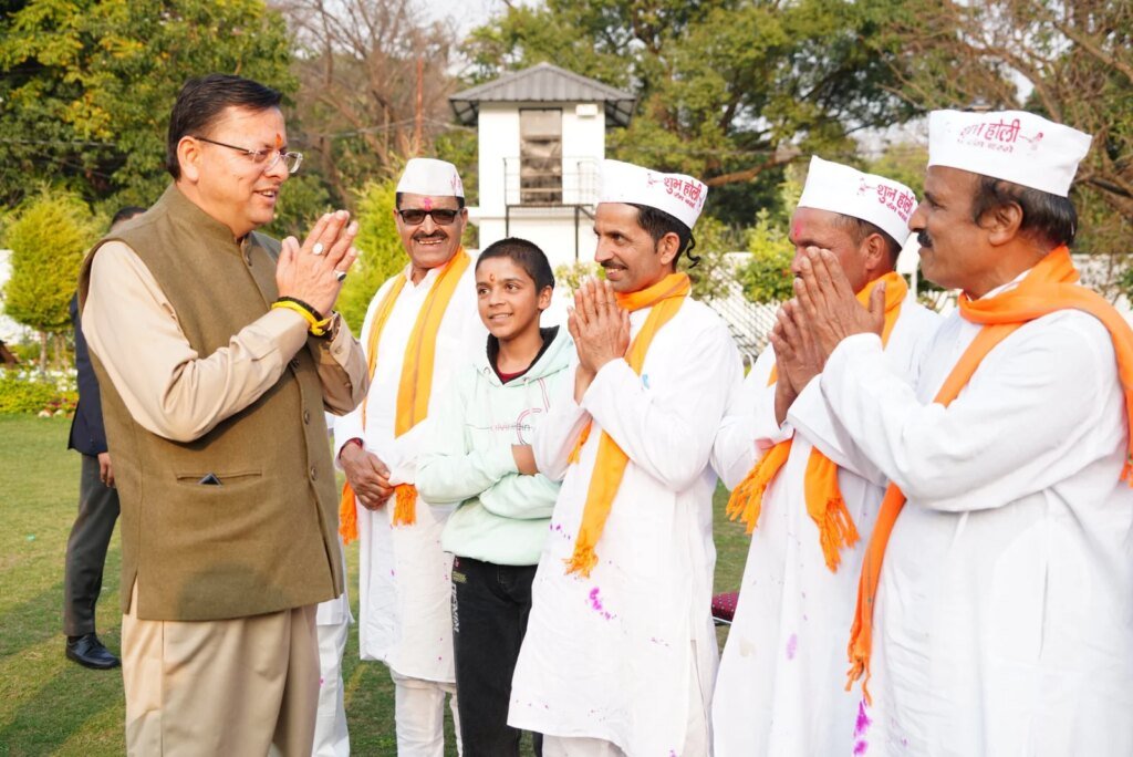 मुख्यमंत्री पुष्कर सिंह धामी को मुख्यमंत्री आवास में चम्पावत से आए होल्यारों ने दी होली की शुभकामनाएं