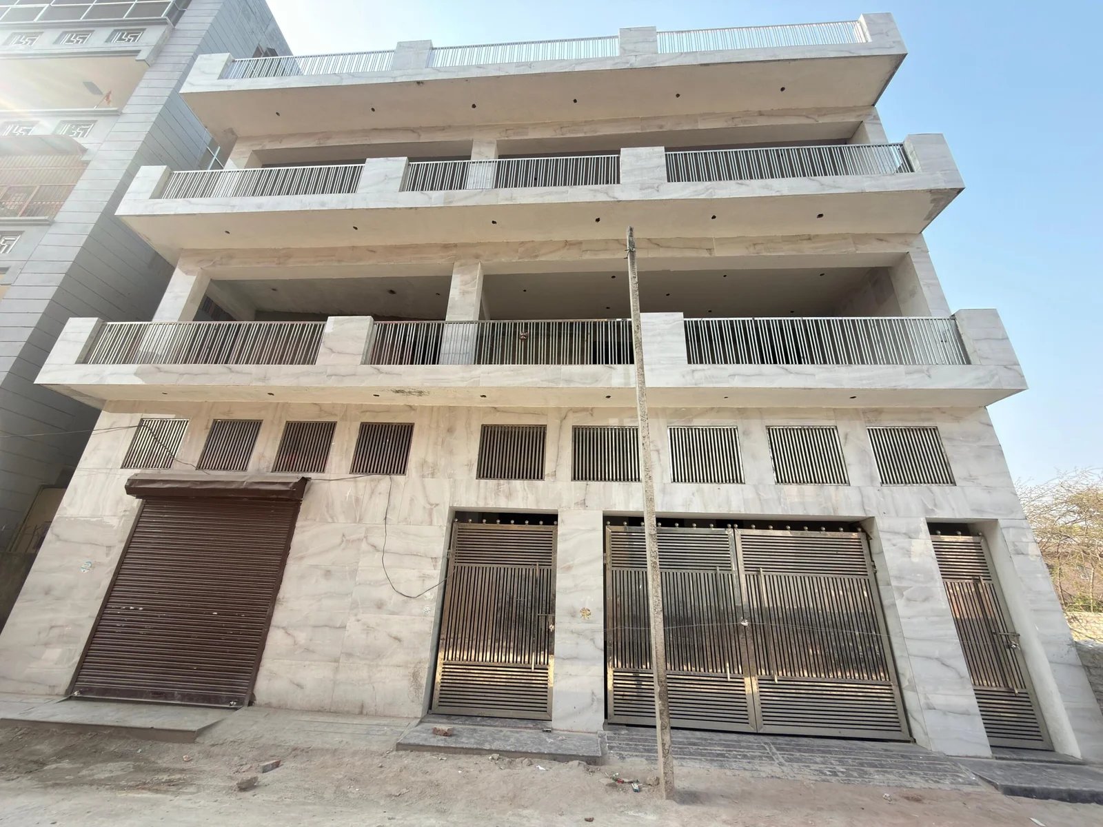 मसूरी-देहरादून विकास प्राधिकरण की बड़ी कार्रवाई, सुरक्षा मानकों की अनदेखी पर ऋषिकेश में बहुमंजिला भवन को किया सील