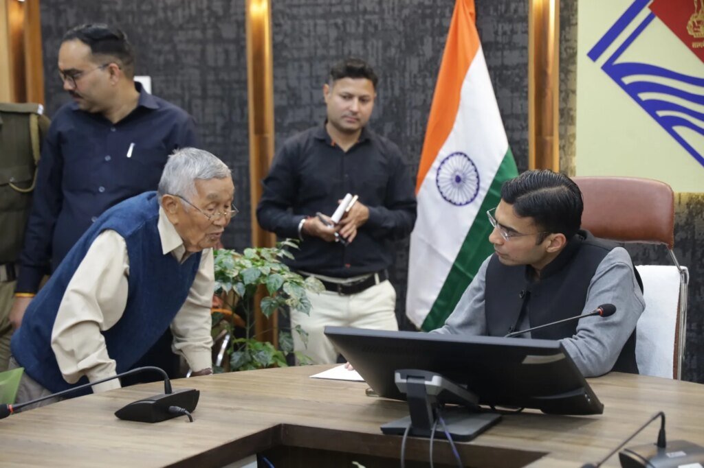 फीस जमा न होने पर स्कूल ने किया परीक्षा से बाधित; डीएम ने प्रोजेक्ट नंदा-सुंनदा से दी विदुषी की फीस