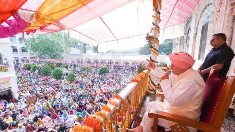 श्री दरबार साहिब एवम् श्री झण्डा साहिब मेंचला दर्शनों व मनौतियों का क्रम