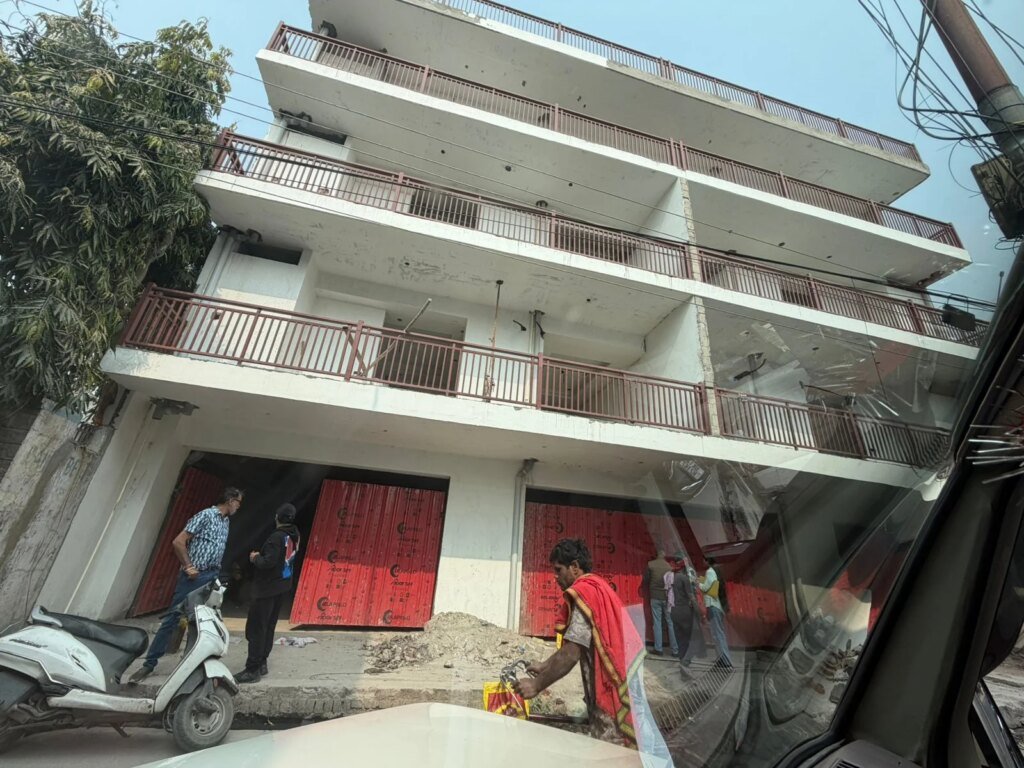 ऋषिकेश में अवैध बहुमंजिला निर्माण पर एमडीडीए की बड़ी कार्रवाई, मनीराम मार्ग का भवन सील