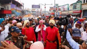 पुष्प वर्षा के साथ नगर परिक्रमा में गूंजे श्री गुरु राम राय जी महाराज के जयकारे