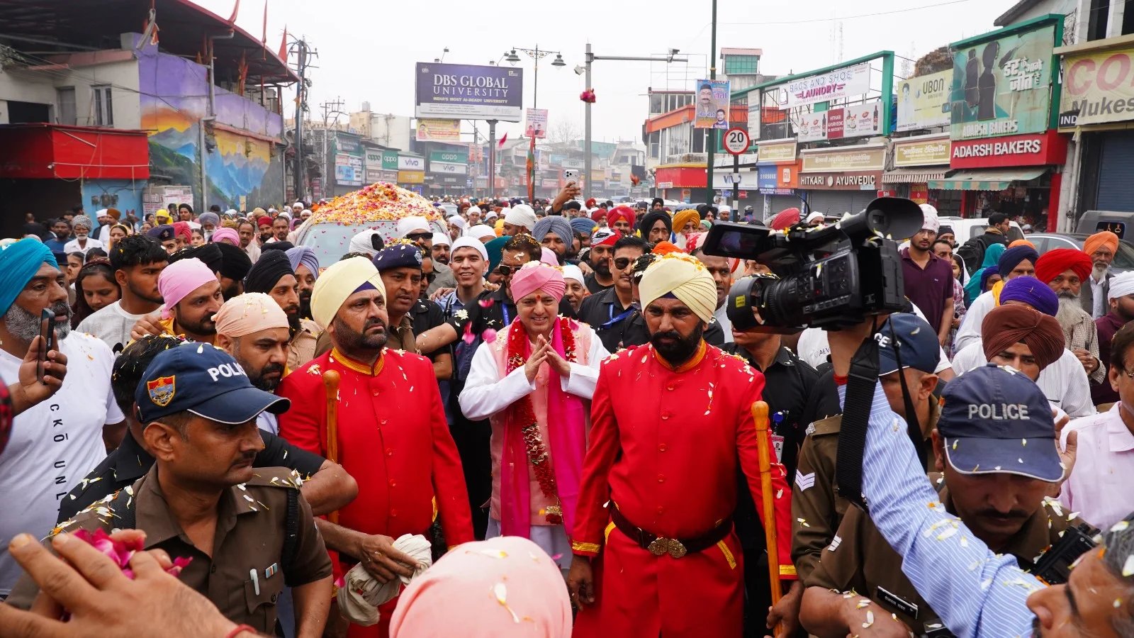 पुष्प वर्षा के साथ नगर परिक्रमा में गूंजे श्री गुरु राम राय जी महाराज के जयकारे