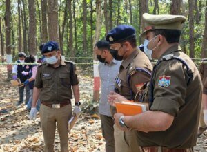 देहरादून में सनसनी जंगल में महिला की सडी गली लाश मिलने से मचा हड़कंप:S.S.P ने मौके पर जाकर किया निरीक्षण