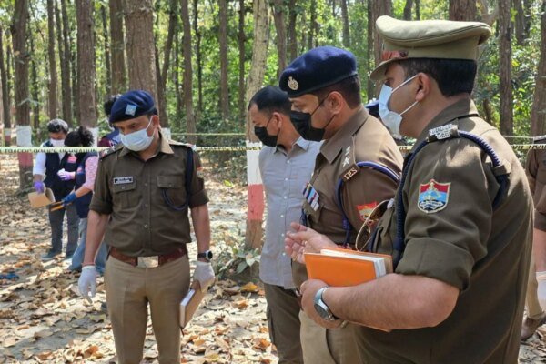 देहरादून में सनसनी जंगल में महिला की सडी गली लाश मिलने से मचा हड़कंप:S.S.P ने मौके पर जाकर किया निरीक्षण