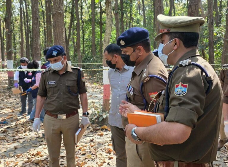देहरादून में सनसनी जंगल में महिला की सडी गली लाश मिलने से मचा हड़कंप:S.S.P ने मौके पर जाकर किया निरीक्षण