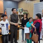 8 साल से लापता पति 2 दिव्यांग बेटियों सहित पांच बच्चों मीना ठाकुर की डीएम सविन बंसल ने समझी पीड़ा, उठाया बच्चों की शिक्षा का बीड़ा