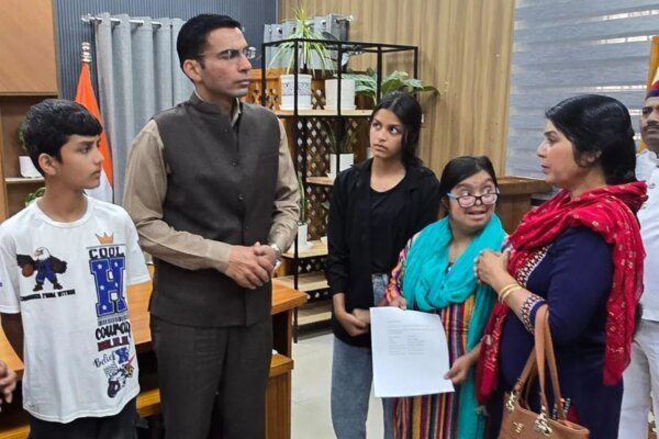 8 साल से लापता पति 2 दिव्यांग बेटियों सहित पांच बच्चों मीना ठाकुर की डीएम सविन बंसल ने समझी पीड़ा, उठाया बच्चों की शिक्षा का बीड़ा