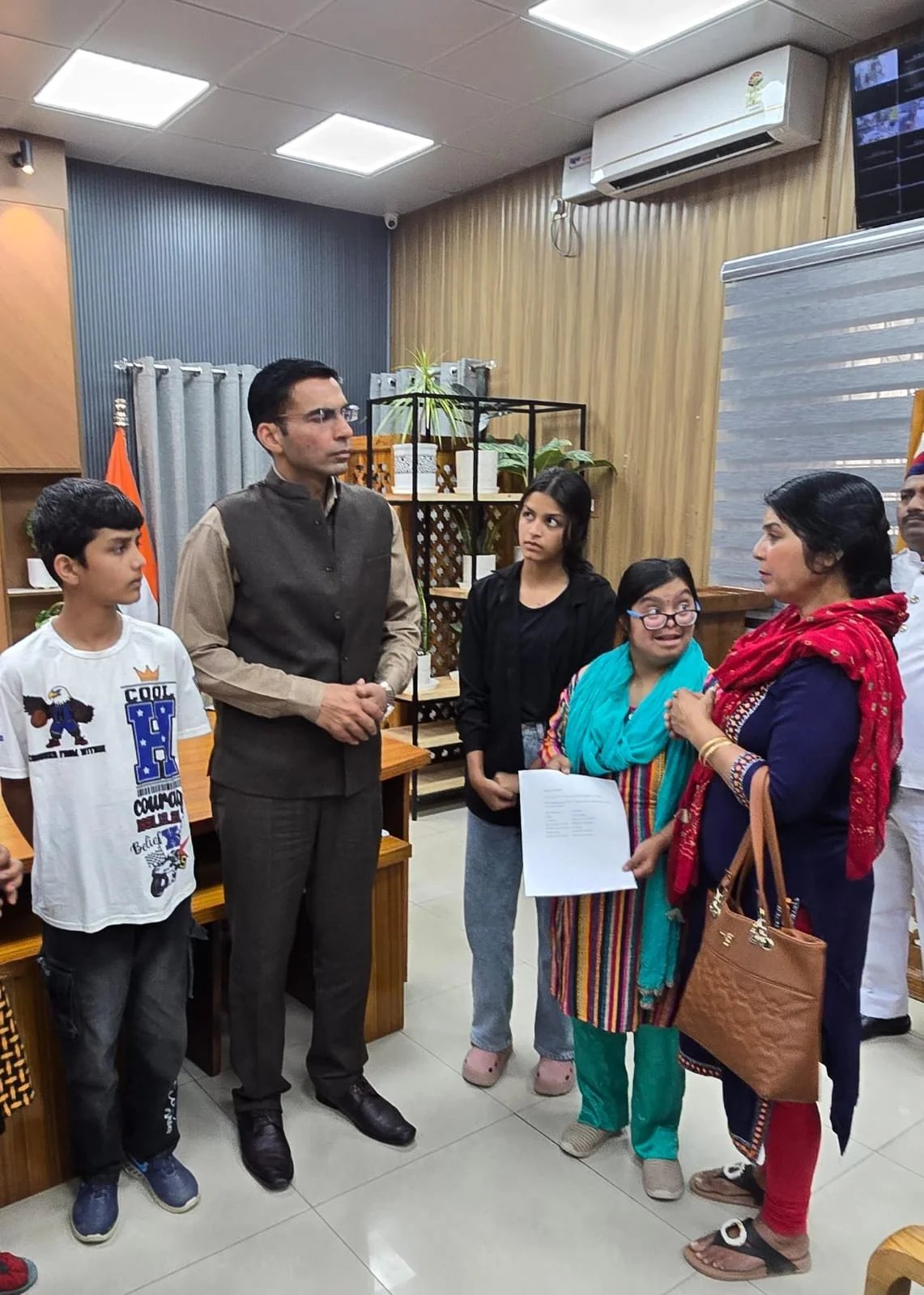 8 साल से लापता पति 2 दिव्यांग बेटियों सहित पांच बच्चों मीना ठाकुर की डीएम सविन बंसल ने समझी पीड़ा, उठाया बच्चों की शिक्षा का बीड़ा