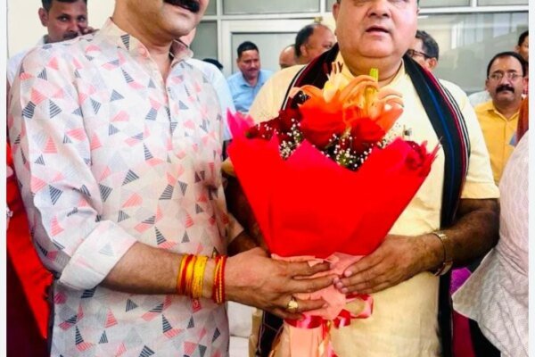 भाजपा प्रदेश अध्यक्ष महेंद्र भट्ट लगातार दूसरे दलों के लोगों को भाजपा से जोड़ रहे हैं, लेकिन अपने ही पार्टी से मुंह मोड़ रहे हैं , अजेन्द्र अजय सोशल मीडिया पर लगातार बम फोड़ रहे हैं