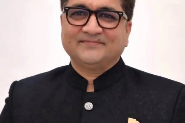 अपनी कलम से उत्तराखंड के इतिहास को उकेरने वाले वरिष्ठ पत्रकार इतिहासकार लेखक शीशपाल गुसाईं को मिलेगा राज्य का प्रतिष्ठित “उत्तराखण्ड साहित्य गौरव सम्मान