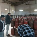 डीएम की क्यूआरटी अलर्ट: 7 गैस एजेंसियों व 87 प्रतिष्ठानों पर छापेमारी, 05 घरेलू सिलेंडर जब्त