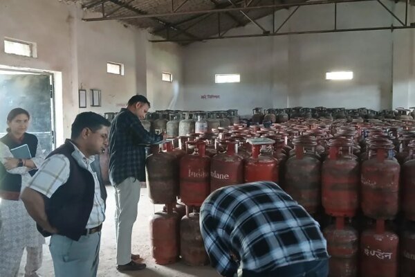 डीएम की क्यूआरटी अलर्ट: 7 गैस एजेंसियों व 87 प्रतिष्ठानों पर छापेमारी, 05 घरेलू सिलेंडर जब्त
