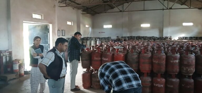 डीएम की क्यूआरटी अलर्ट: 7 गैस एजेंसियों व 87 प्रतिष्ठानों पर छापेमारी, 05 घरेलू सिलेंडर जब्त