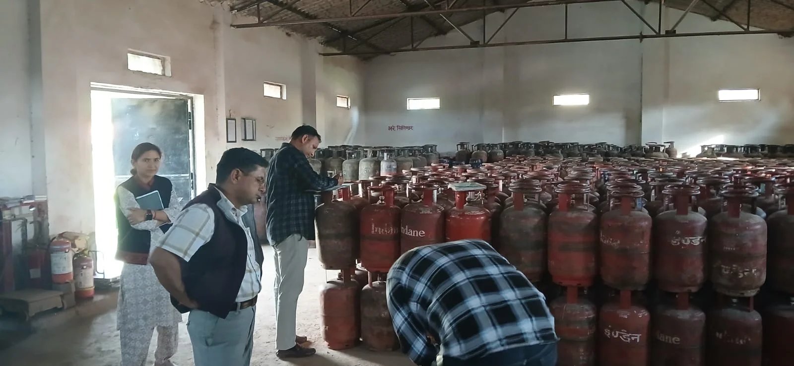 डीएम की क्यूआरटी अलर्ट: 7 गैस एजेंसियों व 87 प्रतिष्ठानों पर छापेमारी, 05 घरेलू सिलेंडर जब्त