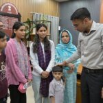 1 बेटी खो चुकी, 1 नन्ही नातिन व 3 अविवाहित बेटियों की असहाय विधवा माता क्षमा का डीएम ने करवाया बैंक ऋण माफ, बैंक से दिलाई नो ड्यूज एनओसी;