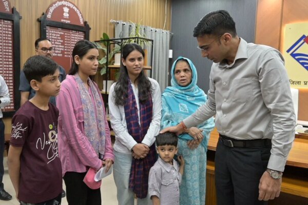 1 बेटी खो चुकी, 1 नन्ही नातिन व 3 अविवाहित बेटियों की असहाय विधवा माता क्षमा का डीएम ने करवाया बैंक ऋण माफ, बैंक से दिलाई नो ड्यूज एनओसी;