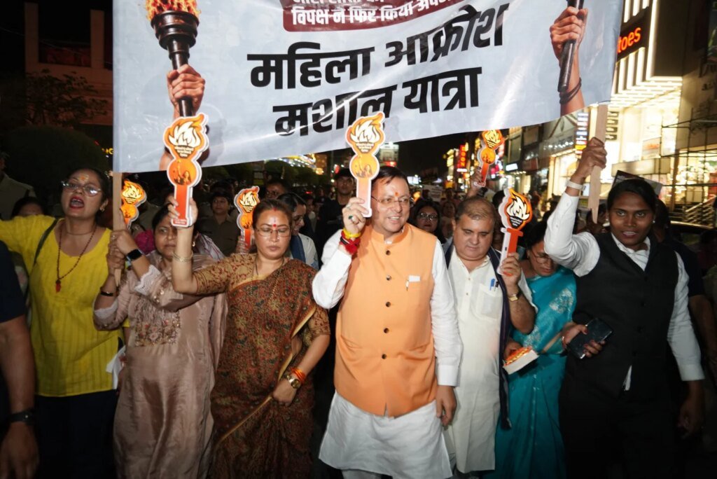 देहरादून में सीएम धामी के नेतृत्व में महिला आक्रोश मशाल यात्रा में उमड़ा जनसैलाब