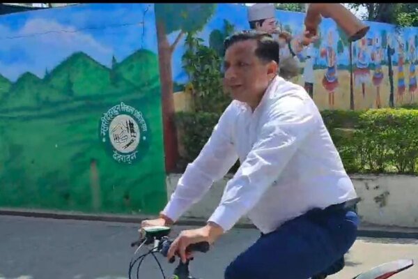 खुद मिसाल बने IAS बंशीधर तिवारी,घर से दफ्तर पहुंचने में की साइकिल की सवारी, खुद चलकर उदाहरण पेश कर गए बंशीधर तिवारी