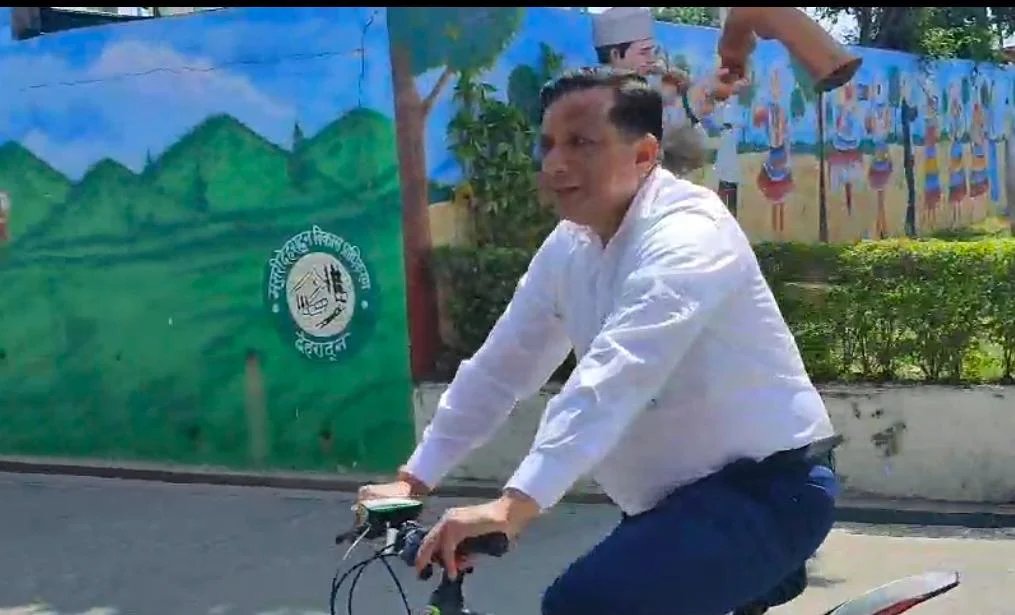 खुद मिसाल बने IAS बंशीधर तिवारी,घर से दफ्तर पहुंचने में की साइकिल की सवारी, खुद चलकर उदाहरण पेश कर गए बंशीधर तिवारी