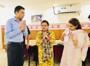 ज़रुरत मंदों के साथ डीएम सविन बंसल का हाथ, कैंसर पीड़ित परिवार को दी बड़ी राहत, 71 हजार ऋण माफ, 50 हजार की आर्थिक सहायता