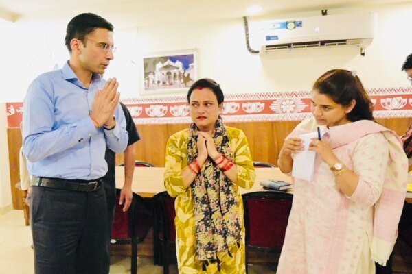 ज़रुरत मंदों के साथ डीएम सविन बंसल का हाथ, कैंसर पीड़ित परिवार को दी बड़ी राहत, 71 हजार ऋण माफ, 50 हजार की आर्थिक सहायता