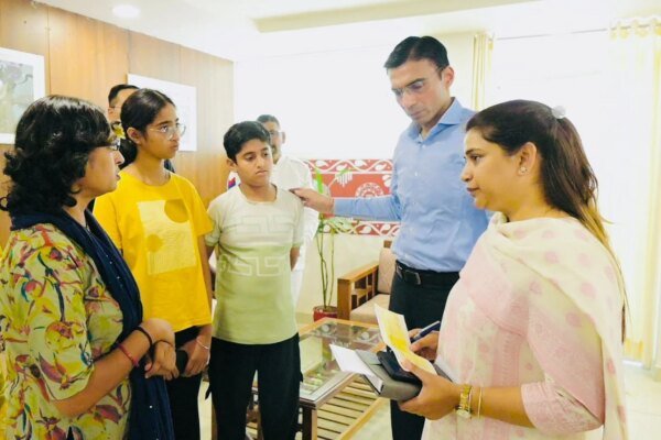 सुनीता को आर्थिक सहायता, बच्चों की शिक्षा और उपचार में मिला सहारा: डीएम सविन बंसल बोला थैंक्यू डीएम सर