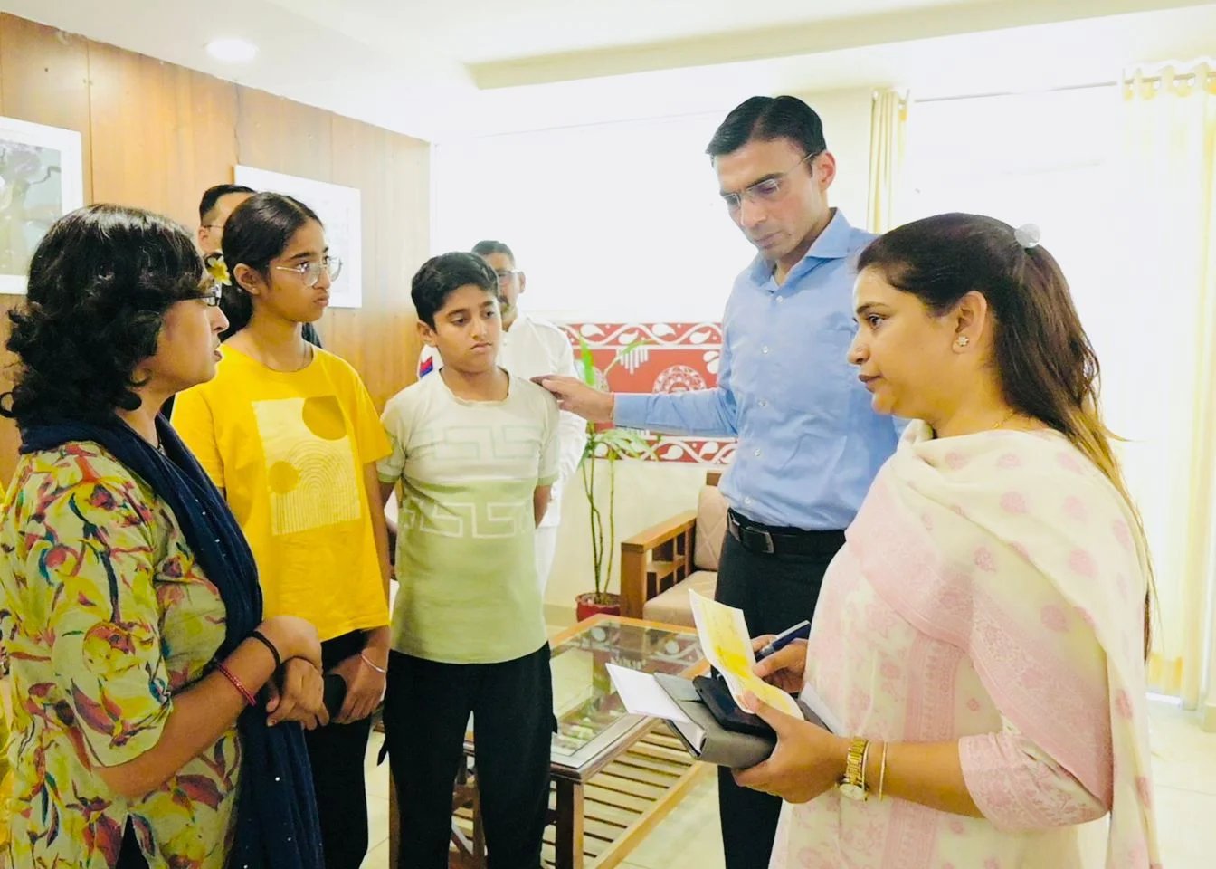 सुनीता को आर्थिक सहायता, बच्चों की शिक्षा और उपचार में मिला सहारा: डीएम सविन बंसल बोला थैंक्यू डीएम सर