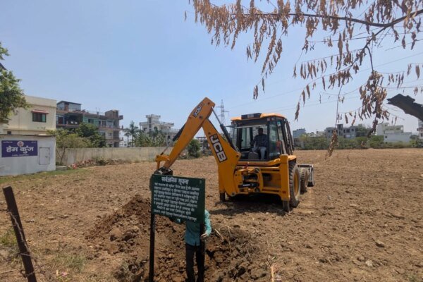 अजबपुर कला में आठ बीघा में की जा रही अवैध प्लॉटिंग पर चला एमडीडीए का बुलडोजर