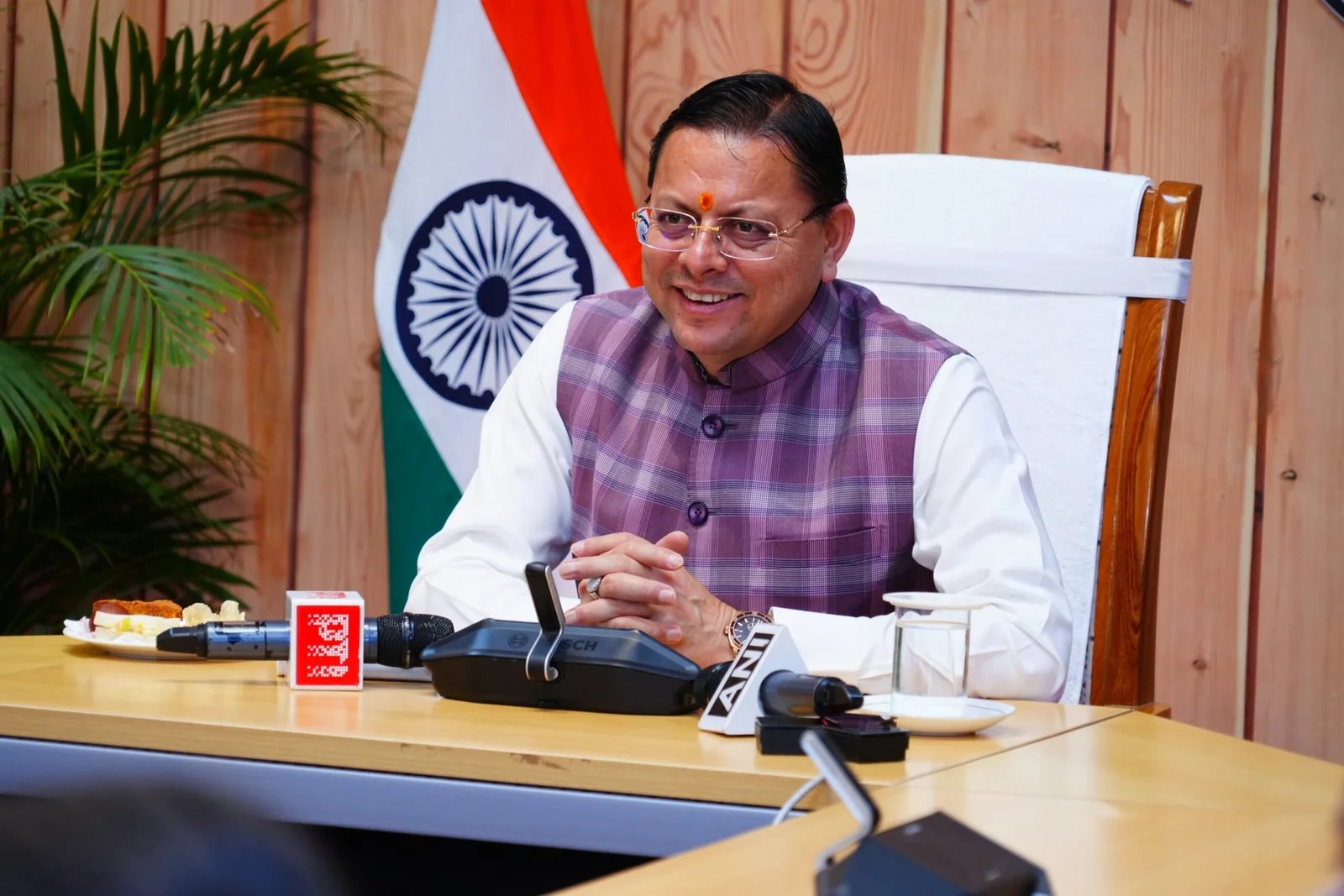 मुख्यमंत्री ने बालिकाओं के साथ प्रधानमंत्री के मन की बात के 134 वें संस्करण को सुना
