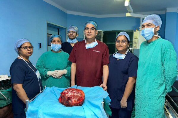 श्री महंत इन्दिरेश अस्पताल के बे्रस्ट कैंसर सर्जन ने महिला को दिया नया जीवनऽ महिला मरीज़ के स्तन से 12.5 किलो का टयूमर निकाला