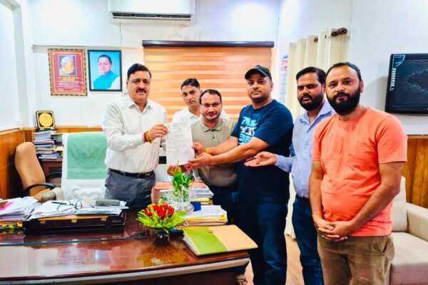डिग्रीधारी लैब तकनीशियनों के प्रतिनिधिमंडल ने स्वास्थ्य सचिव से की मुलाकात, मांगों पर सकारात्मक वार्ता