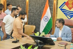 समाधान दिवस पर डीएम ने सुनी 171 फरियादियों की समस्याएं, अधिकांश मामलों का ऑन द स्पॉट निस्तारण