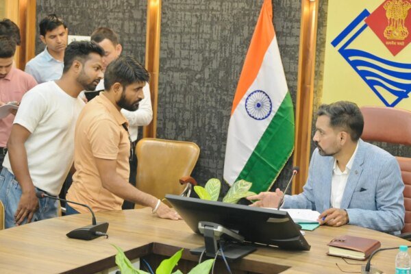 समाधान दिवस पर डीएम ने सुनी 171 फरियादियों की समस्याएं, अधिकांश मामलों का ऑन द स्पॉट निस्तारण