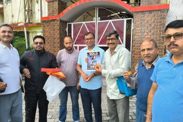 अंकिता ध्यानी के स्वर्ण पदक जीतने पर लैंसडाउन में मिठाई बाँट कर क्षेत्रवासियों ने जताई खुशी।