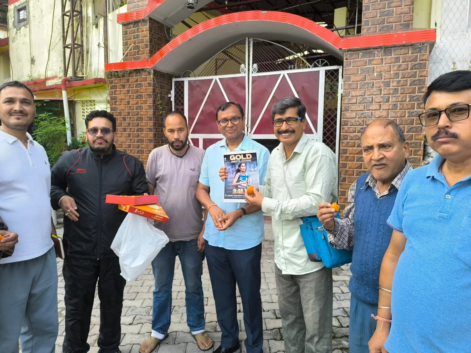 अंकिता ध्यानी के स्वर्ण पदक जीतने पर लैंसडाउन में मिठाई बाँट कर क्षेत्रवासियों ने जताई खुशी।