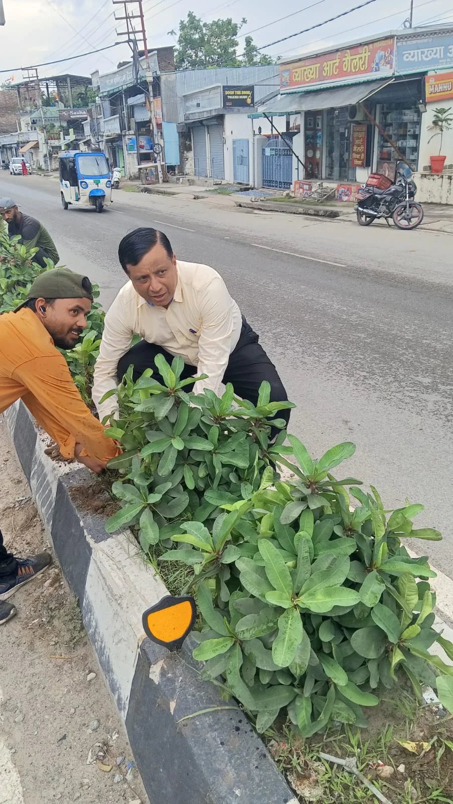 एमडीडीए उपाध्यक्ष बंशीधर तिवारी ने राह चलते पूछा पोधों का हाल, सीएम धामी के नेतृत्व में राजधानी हो रही खुशहाल